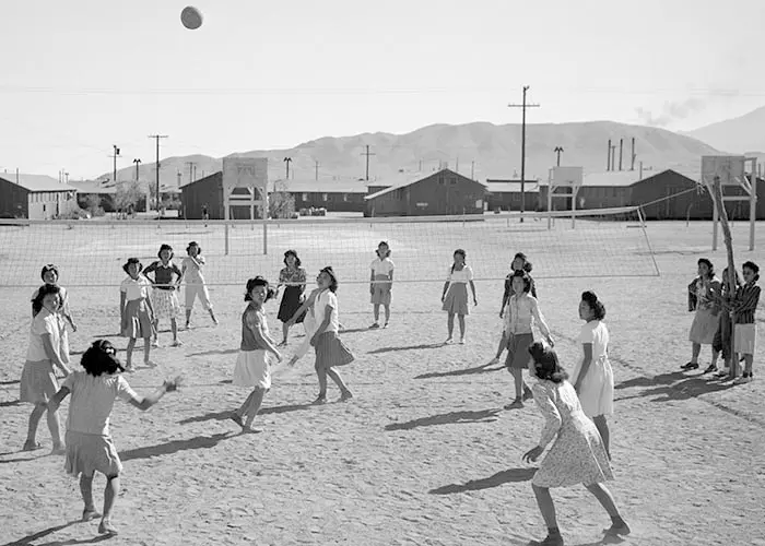 Estadounidenses de origen japonés jugando al voleibol